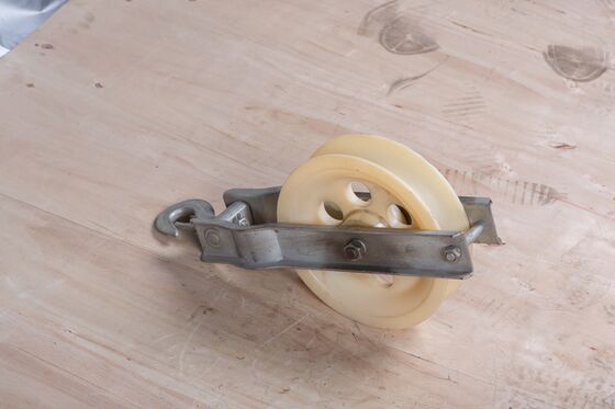 kaufen Hooke-Typ-Kabelroller-Aufziehrolle mit 15 KN Nennlast 200*60 Nylonrad für Freileitungszug online manufacture