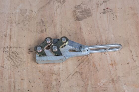 kaufen Durable Earth Wire Tensioning Clamp for 50-70mm² with 20-30 kN Load Capacity and Quick Cam-Locking online manufacture