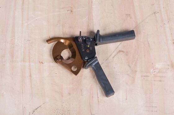 kaufen Heavy-Duty Ratcheting Cable Cutter with High-Strength Steel Blade for Copper and Aluminum Wires online manufacture