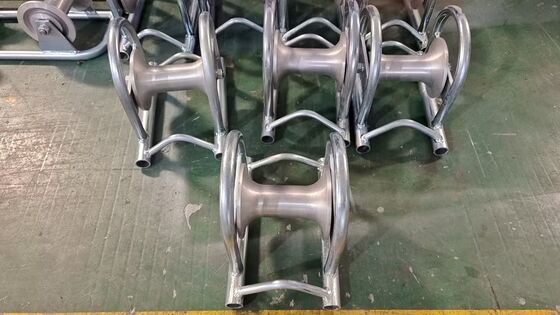 kaufen 10KN Nennlast, verzinkte Stahlkabelrolle mit Brückenkonstruktion für eine reibungslose Stromleitungsinstallation online manufacture