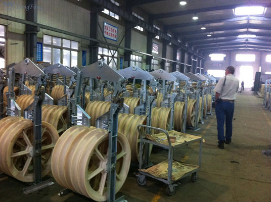 kaufen Hubschrauber, der Blöcke für das Ziehen von vier zusammengerollten Leitern aufreiht online manufacture